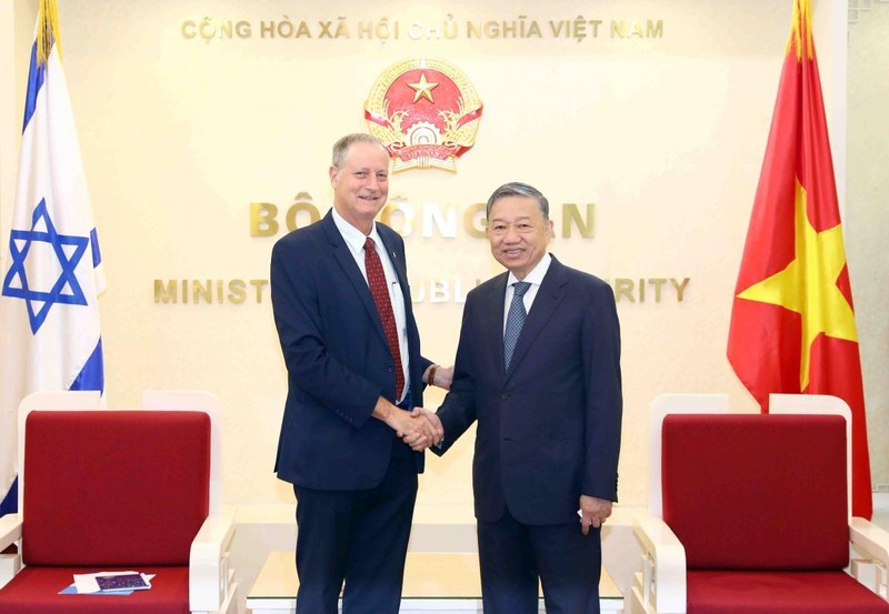 Le général Tô Lâm, ministre de la Sécurité publique, et l’ambassadeur d’Israël au Vietnam, Yaron Mayer. Photo : VOV.