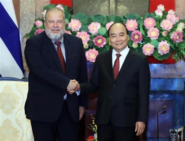 Le Président Nguyên Xuân Phuc (à droite) et le Premier ministre cubain Manuel Marrero Cruz. Photo : VNA.