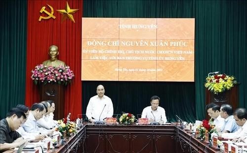 Le Président Nguyên Xuân Phuc travaille avec le Comité du Parti de Hung Yên