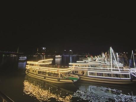 La “Rue nocturne de yachts“ est le premier produit touristique unique de la stratégie de développement de l’économie nocturne de Quang Ninh. 