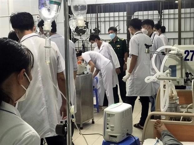 Les médecins et infirmières du Centre de médecine militaire et civile de Con Dao s'occupe des membres d'équipage du cargo chinois.