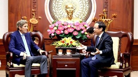 Nguyên Van Nên, membre du Bureau politique, secrétaire du Comité du Parti de Hô Chi Minh (droite) et John Kerry, envoyé spécial des États-Unis pour le climat. Photo : VNA