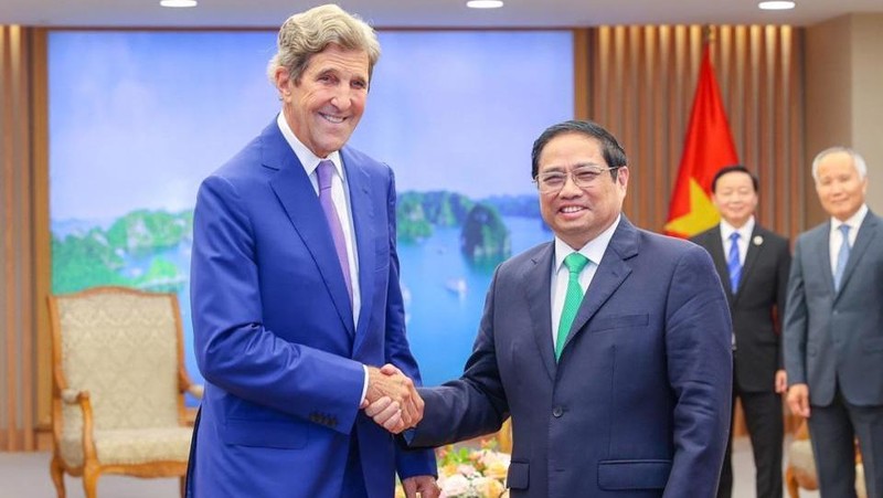 Le Premier ministre vietnamien Pham Minh Chinh (à droite) reçoit John Kerry, envoyé spécial des États-Unis pour le climat. Photo: VGP