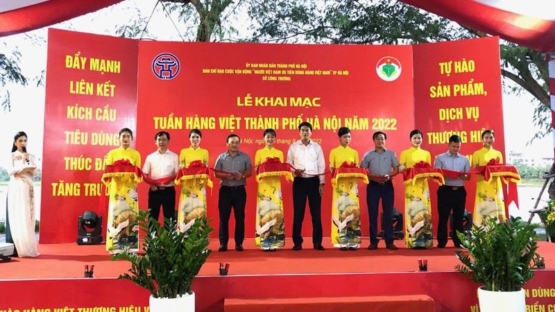 Lors de la cérémonie d’ouverture de la Semaine des marchandises vietnamiennes 2022. Photo: NDEL