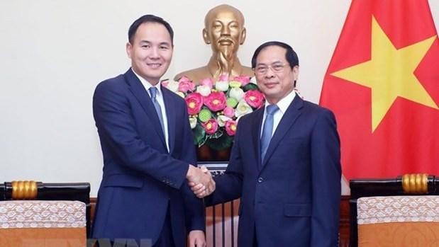 Le ministre vietnamien des Affaires étrangères, Bui Thanh Son (droite) et le vice-ministre mongol des Affaires étrangères, Batsumber Munkhjin. Photo : VNA