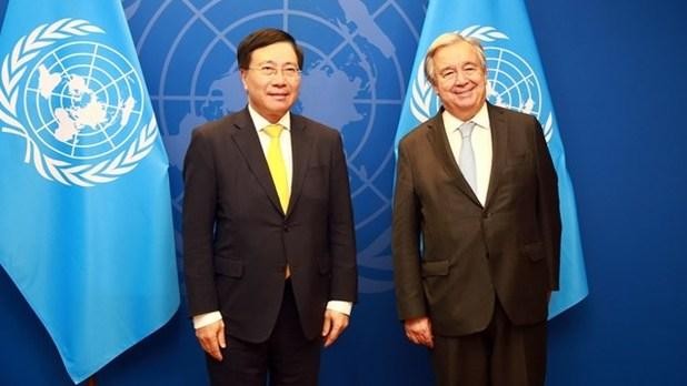 Le vice-Premier ministre permanent vietnamien Pham Binh Minh (gauche) et le secrétaire général de l'ONU, Antonió Guterres. Photo : https://baochinhphu.vn/