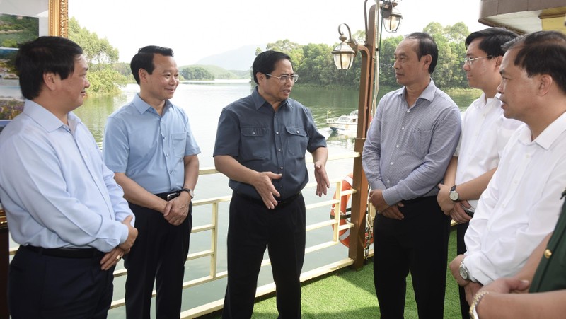 Le PM Pham Minh Chinh inspecte les projets d’infrastructure socio-économique à Yên Bai. Photo : Trân Hai/NDEL.