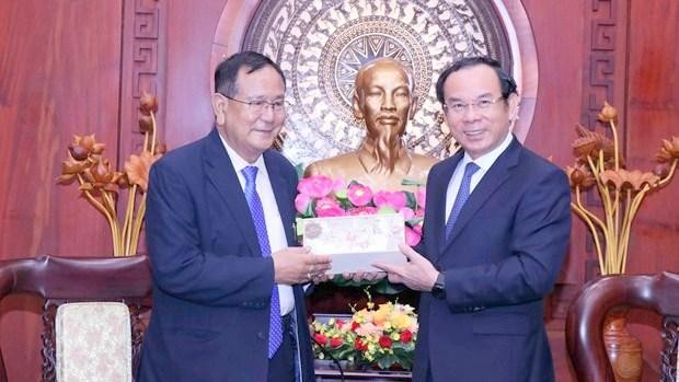 Le secrétaire du Comité du Parti de Hô Chi Minh-Ville, Nguyên Van Nên (à droite), et le ministre d’État indien aux Affaires extérieures et à l'Éducation, Rajkumar Ranjan Singh. Photo : VNA.