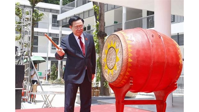 Le Président de l’Assemblée nationale, Vuong Dinh Hue, bat le tambour du lycée de Ky Son. Photo: VNA