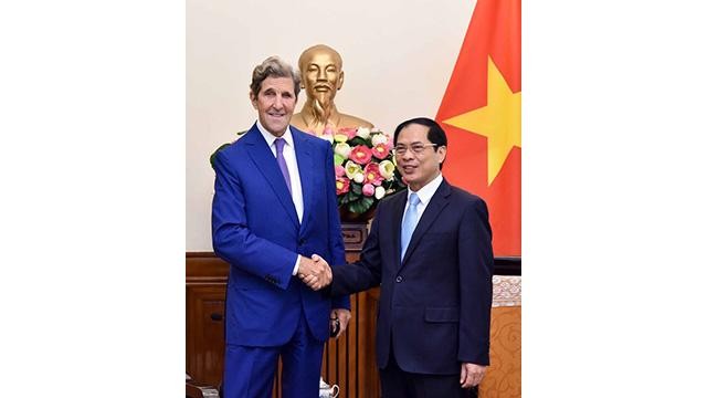 Le ministre des Affaires étrangères, Bui Thanh Son (droite), et l'envoyé spécial du président des Etats-Unis pour le climat, John Kerry. Photo: ministère des Affaires étrangères