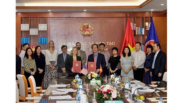 Signature d’un mémorandum de coopération sur l'amélioration de la qualité de l'enseignement. Photo: baoquocte.vn