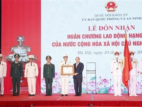 Le président de la République Nguyên Xuân Phuc remet l’Ordre du travail, première classe à la Commission de la Défense et de la Sécurité de l’Assemblée nationale. Photo: VNA
