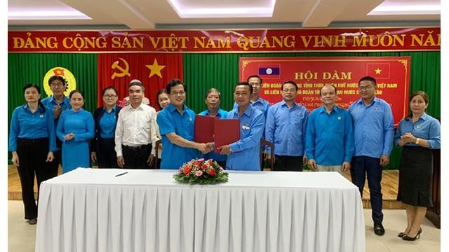 Signature d'un mémorandum de entre la province de Thua Thiên-Huê et la province lao Salavan. Photo : thuthienhue.gov.vn
