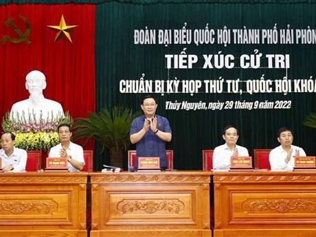 Le Président de l'AN Vuong Dinh Hue lors de la rencontre avec des électeurs de Hai Phong. Photo: VNA