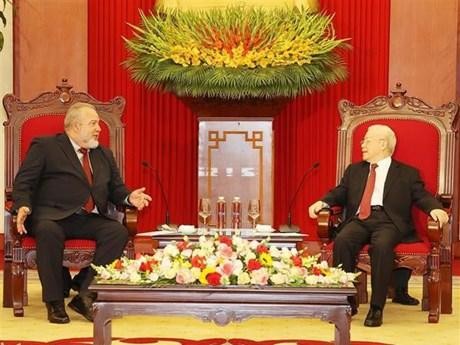 Le Secrétaire général du Parti communiste du Vietnam, Nguyên Phu Trong (à droite), et Manuel Marrero Cruz, membre du Bureau Politique du Parti communiste de Cuba, Premier ministre cubain. Photo : VNA.