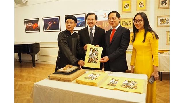 Le ministre des Affaires étrangères Bui Thanh Son à l'Espace culturel du Vietnam. Photo: baovanhoa.vn