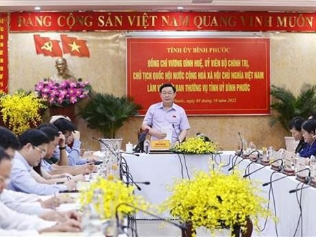 Le Président de l’AN Vuong Dinh Hue travaille avec la Permanence du Comité du Parti de Binh Phuoc. Photo : VNA