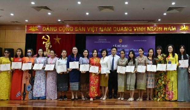 Les enseignants ont reçu des certificats d'achèvement du cours de formation à l'enseignement de la langue vietnamienne. Photo: hanoimoi.com.vn
