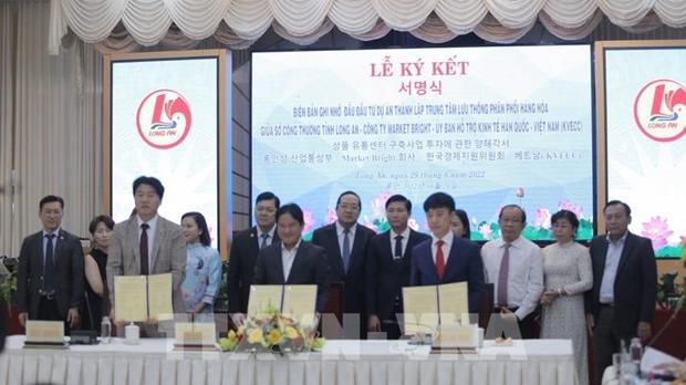 Signature de coopération entre le Service provincial de l'Industrie et du Commerce, le groupe sud-coréen Market Bridge Group et le Comité de soutien économique République de Corée - Vietnam. Photo : VNA.
