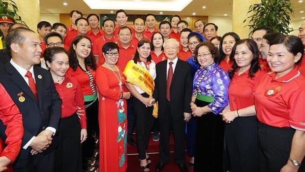 Le Secrétaire général du Parti Nguyên Phu Trong et des délégués de la Croix-Rouge vietnamienne. Photo: VNA