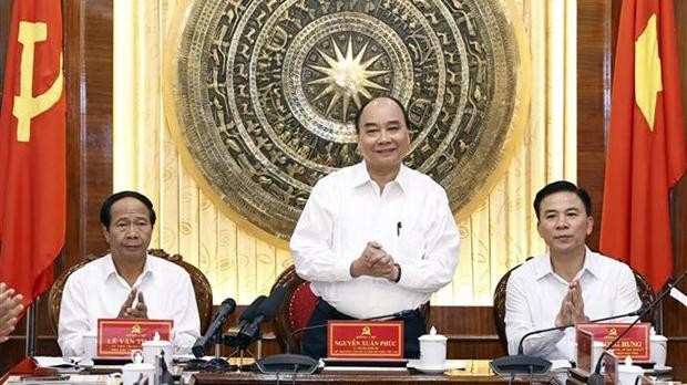 Le chef de l’Etat, Nguyên Xuân Phuc (au milieu), lors de la séance de travail avec la permanence du Comité provincial du Parti de Thanh Hoa. Photo: VNA