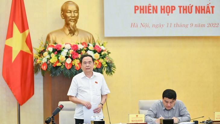 Le Vice-Président permanent de l’Assemblée nationale, Trân Thanh Mân (debout) lors de la session. Photo: quochoi.vn