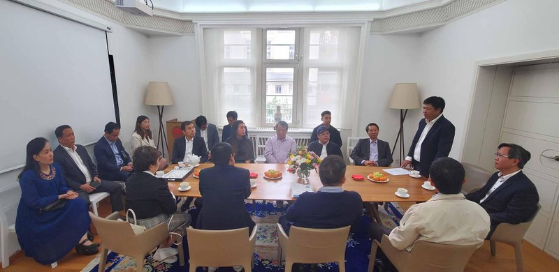 Rencontre entre Luong Nguyên Minh Triêt, président du Conseil populaire de la ville de Dà Nang et les les dirigeants des entreprises de Viêt kiêu en Allemagne. Photo : baoquocte.vn.