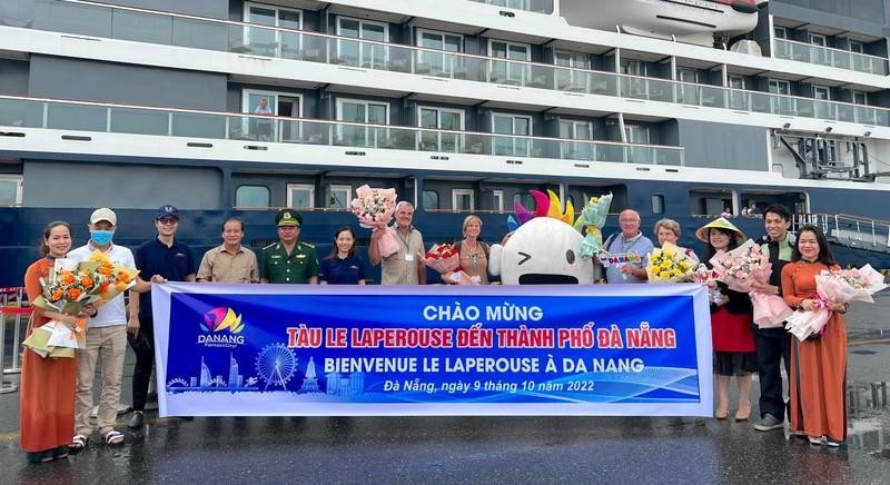 Cérémonie de bienvenue le navire de croisière français Le Laperouse au port de Tiên Sa. Photo : NDEL.