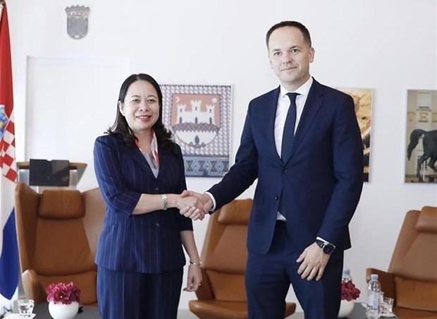 Zdenko Lucić, secrétaire d'État croate des Affaires étrangères chargé du Commerce extérieur et de la Coopération au développement, accueille la Vice-Présidente Vo Thi Anh Xuân. Photo: VNA
