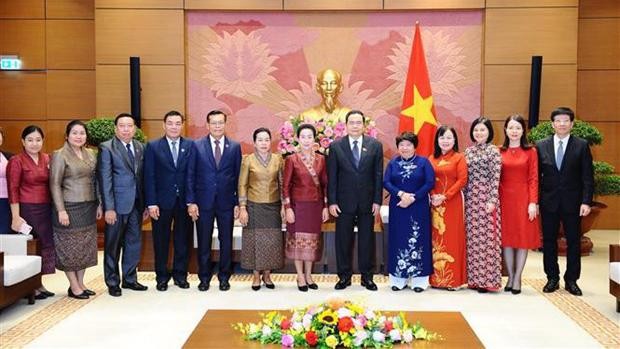 Le Vice-Président permanent de l'AN Trân Thanh Mân (6e à partir de la droite) et la délégation du Comité des Affaires culturelles et sociales de l'AN laotienne. Photo : VNA