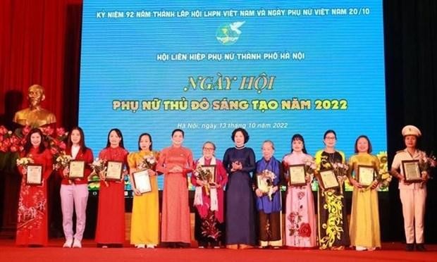 L’Union des femmes de Hanoï a remis le titre «femme exemplaire de la capitale de 2022 » à 10 personnes ayant des contributions exceptionnelles de la capitale. Photo : VNA