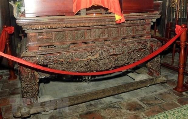 Daté du XVIIe siècle, l'autel a été minutieusement et délicatement sculpté et conservé jusqu'à nos jours presque intact. Photo: VNA