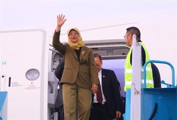 La Présidente singapourienne, Halimah Yacob, arrive à l'aéroport international de Noi Bai, à Hanoï. Photo : VNA