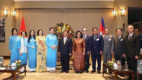 Le Président du Sénat du Cambodge Samdech Say Chhum et des responsables de l'Union des femmes vietnamiennes. Photo : VNA