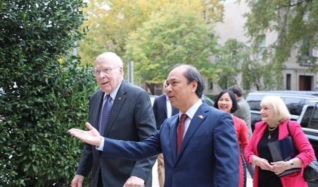 Le président pro tempore du Sénat américain Patrick Leahy (à gauche) et l'ambassadeur du Vietnam aux Etats-Unis, Nguyên Quôc Dung. Photo: VNA