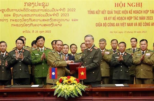 Tô Lâm (à droite) et Vilay Lakhamphong ont signé un plan de coopération pour 2023 entre les deux ministères. Photo : VNA.