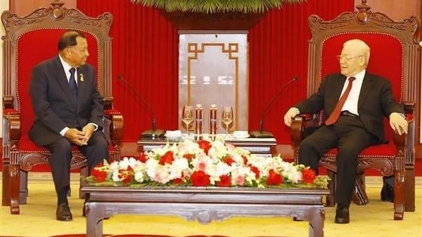 Le Secrétaire général du Parti communiste du Vietnam Nguyên Phu Trong (à droite) et le Président du Sénat du Cambodge, Vice-Président et Président permanent de la Permanence du Comité central du Parti du peuple cambodgien, Samdech Say Chhum. Photo : VNA