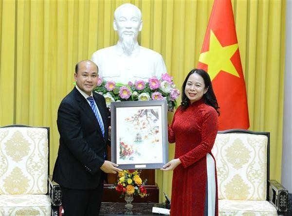 La Vice-Présidente Vo Thi Anh Xuân (à droite) et Hun Many, président de l’Union des jeunes cambodgiens. Photo : VNA.
