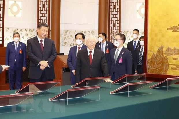Le Secrétaire général Nguyên Phu Trong et son homologue chinois Xi Jinping supervisant la signature de 13 documents de coopération entre les deux Partis et les deux pays, à Pékin, le 31 octobre. Photo : VNA.