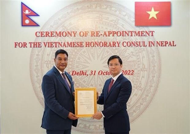 L’ambassadeur du Vietnam en Inde et au Népal, Nguyên Thanh Hai (à droite) et le consul honoraire du Vietnam au Népal à Rajesh Kazi Shrestha. Photo : VNA. 