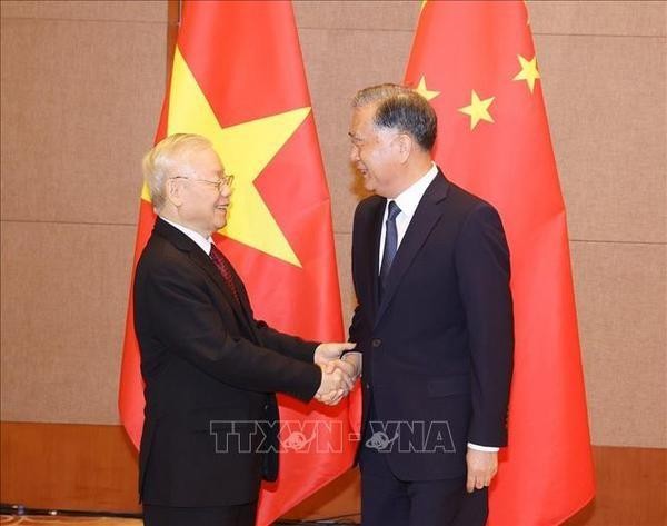 Le Secrétaire général du Parti communiste du Vietnam, Nguyên Phu Trong (à gauche), et Wang Yang, président du Comité national de la Conférence consultative politique du peuple chinois. Photo : VNA.