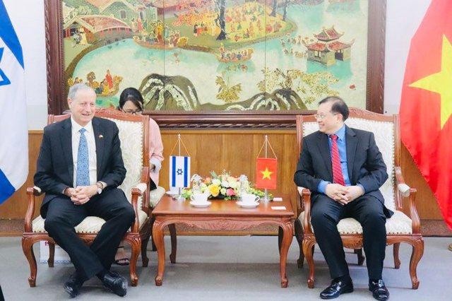Le vice-ministre vietnamien de la Culture, du Sport et du Tourisme, Ta Quang Dông (à droite) et l’ambassadeur d'Israël au Vietnam, Yaron Mayer. Photo : toquoc.vn.