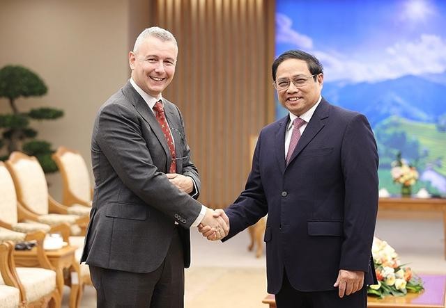 Le Premier ministre Pham Minh Chinh (à droite) et Karl Van Den Bossche, l’ambassadeur de Belgique au Vietnam. Photo : baoquocte.vn.