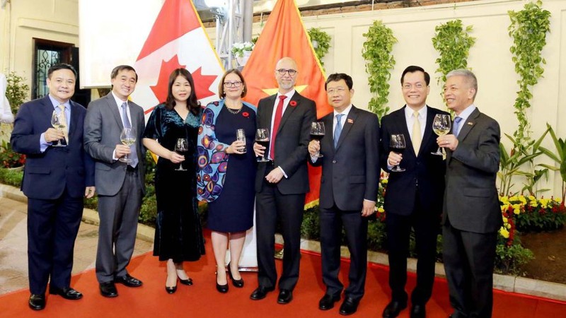 Des responsables vietnamiens et canadiens lors de la célébration. Photo : baoquocte.vn.