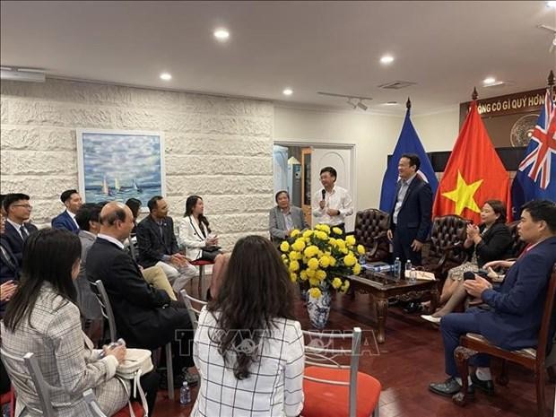 La délégation du Comité d'État chargé des Vietnamiens à l'étranger rencontre des représentants d'associations et d'organisations des Vietnamiens à Canberra, en Australie. Photo : VNA.