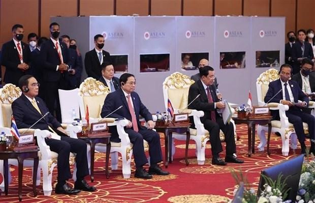 Le Premier ministre Pham Minh Chinh et les dirigeants des États membres de l’ASEAN dialoguent avec les représentants de l’Assemblée interparlementaire de l’ASEAN. Photo : VNA.