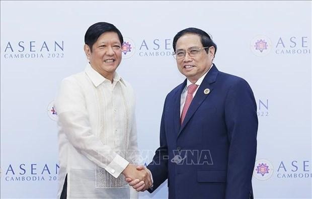 Le Premier ministre vietnamien Pham Minh Chinh (à droite) et le Président philippin Ferdinand Romualdez Marcos, à Phnom Penh, le 10 novembre. Photo : VNA.