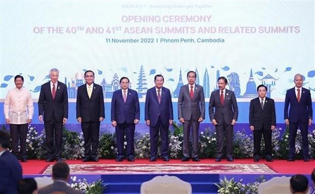Le Premier ministre vietnamien, Pham Minh Chinh (4e à partir de la gauche), et des dirigeants d'autres pays lors de la cérémonie d'ouverture. Photo : VNA.