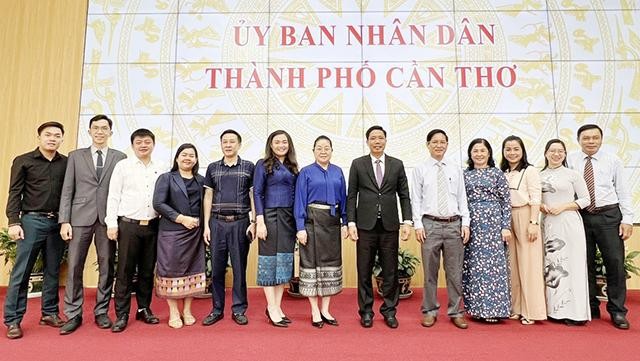 Des délégués du consulat général du Laos à Hô Chi Minh-Ville et de la ville de Cân Tho lors de la séance de travail. Photo : thoidai.com.vn.