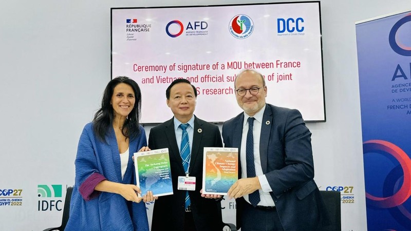 Signature du protocole d'accord de la coopération bilatérale entre le ministère de l'Environnement et des Ressources naturelles du Vietnam et l’AFD. Photo : thoidai.com.vn.